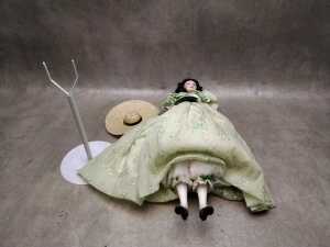 Franklin Mint 'Gone With The Wind' Scarlett O'Hara as 'Vivien Leigh' porcelain doll with stand - 2