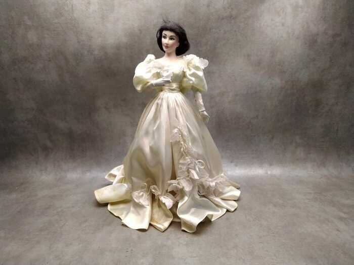 Two Franklin Mint 'Gone With The Wind' Franklin Mint 'Gone With The Wind' Scarlett O'Hara as 'Bride porcelain doll