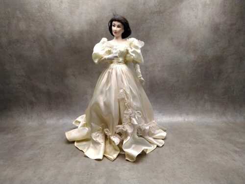 Two Franklin Mint 'Gone With The Wind' Franklin Mint 'Gone With The Wind' Scarlett O'Hara as 'Bride porcelain doll