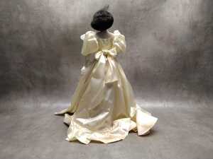 Two Franklin Mint 'Gone With The Wind' Franklin Mint 'Gone With The Wind' Scarlett O'Hara as 'Bride porcelain doll - 2