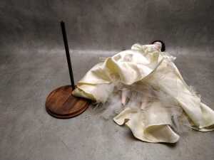 Two Franklin Mint 'Gone With The Wind' Franklin Mint 'Gone With The Wind' Scarlett O'Hara as 'Bride porcelain doll - 4