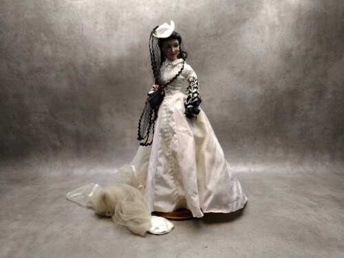 Franklin Mint 'Gone With The Wind' Scarlett O'Hara as 'Honeymoon' porcelain doll with stand