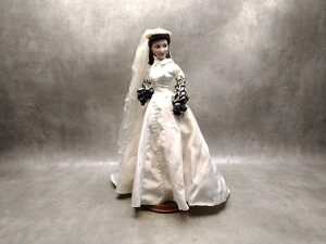Franklin Mint 'Gone With The Wind' Scarlett O'Hara as 'Honeymoon' porcelain doll with stand - 2