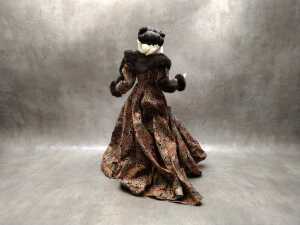 Franklin Mint 'Gone With The Wind' Scarlett O'Hara as 'Paisley Robe' porcelain doll with stand - 2