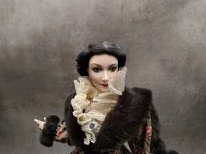 Franklin Mint 'Gone With The Wind' Scarlett O'Hara as 'Paisley Robe' porcelain doll with stand - 3