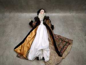 Franklin Mint 'Gone With The Wind' Scarlett O'Hara as 'Paisley Robe' porcelain doll with stand - 4