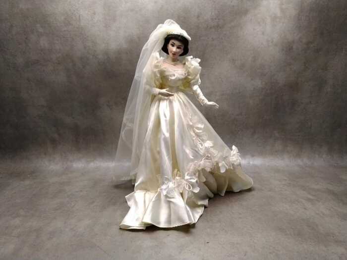 Franklin Mint 'Gone With The Wind' Scarlett O'Hara as 'Bride' porcelain doll with stand