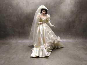 Franklin Mint 'Gone With The Wind' Scarlett O'Hara as 'Bride' porcelain doll with stand