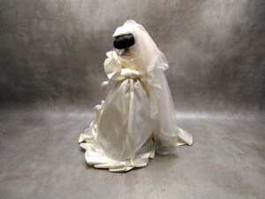 Franklin Mint 'Gone With The Wind' Scarlett O'Hara as 'Bride' porcelain doll with stand - 2