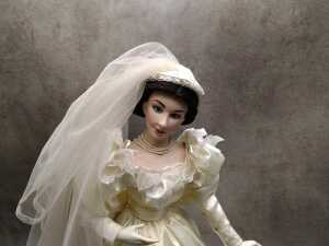 Franklin Mint 'Gone With The Wind' Scarlett O'Hara as 'Bride' porcelain doll with stand - 3