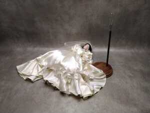 Franklin Mint 'Gone With The Wind' Scarlett O'Hara as 'Bride' porcelain doll with stand - 4