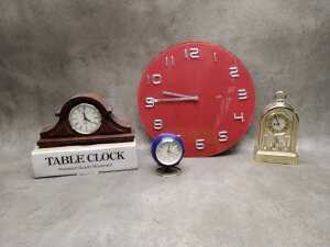 Assorted clocks including quartz and mechanical movements - 4