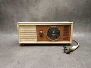 Four mantel and portable radios - 4