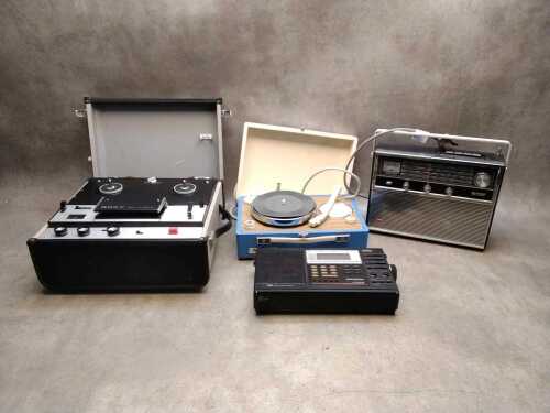Vintage audio electronics including multiband radios