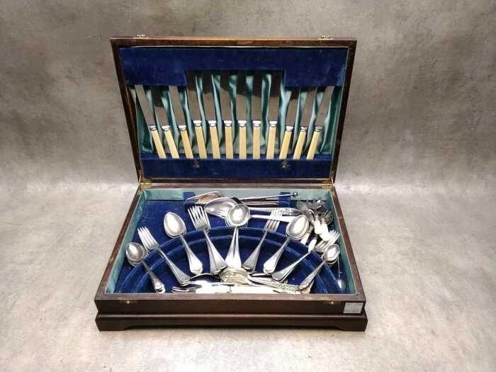 Assorted cutlery, mainly English silver plate, in timber canteen