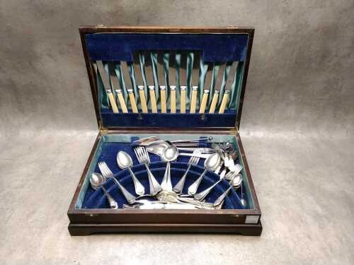 Assorted cutlery, mainly English silver plate, in timber canteen