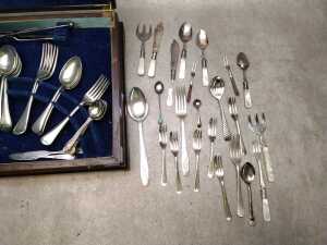 Assorted cutlery, mainly English silver plate, in timber canteen - 2