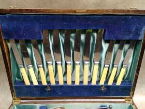 Assorted cutlery, mainly English silver plate, in timber canteen - 3