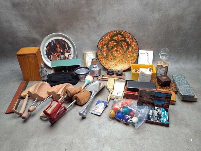 Assorted collectible timber items and trinkets