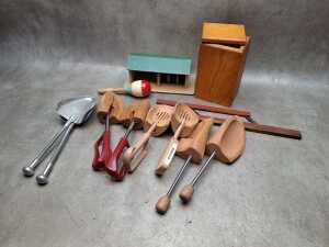 Assorted collectible timber items and trinkets - 3