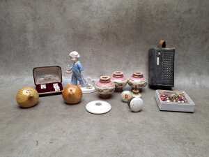 Assorted collectible trinkets and ornaments - 3