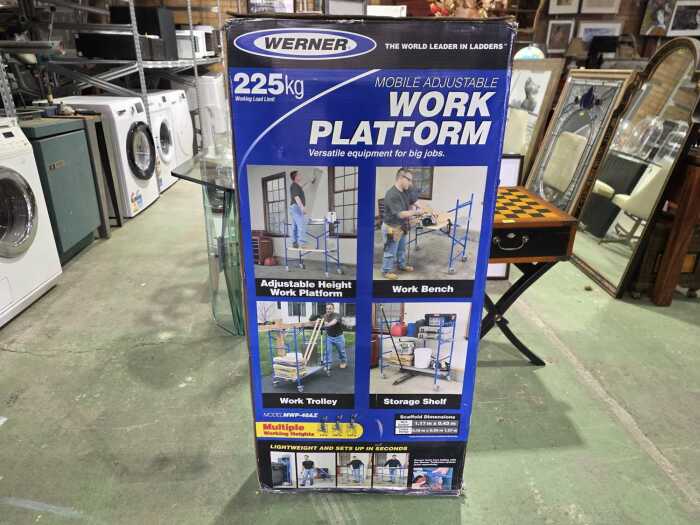 Werner 225 kg mobile adjustable work platform