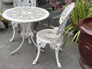 White aluminium three-piece patio set - 2