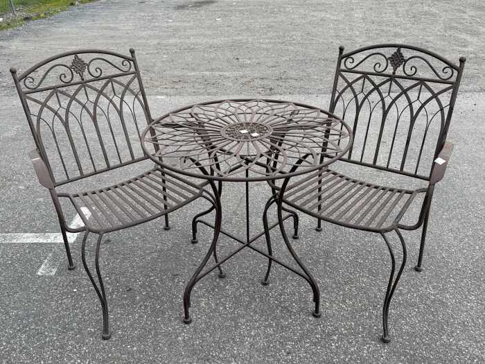 Three-piece metal bistro setting