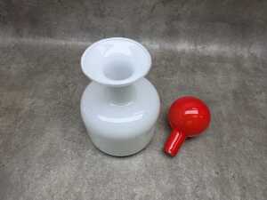 Mid-century Japanese squat red and white decanter - 3