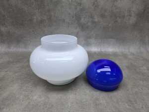 Mid-century blue and white cased bulbous jar - 3