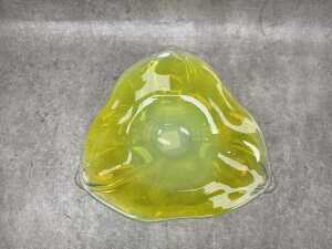 Mid-century opalescent art glass bowl in yellow - 3