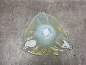 Mid-century opalescent art glass bowl in yellow - 4