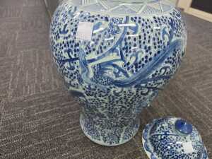 Blue and white decorative lidded ginger jar - 3