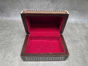 Middle Eastern timber trinket box with mother-of-pearl inlay - 4
