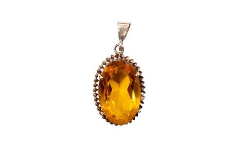 A vintage yellow paste pendant in 9 carat yellow gold