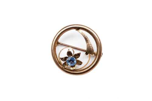 A vintage blue paste brooch in 9 carat yellow gold