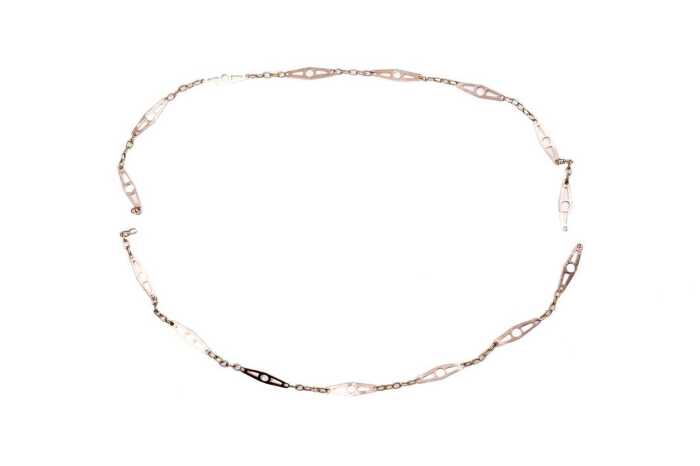 A broken necklace in 9ct rose gold