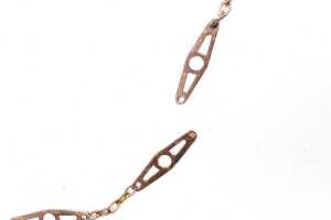 A broken necklace in 9ct rose gold - 3