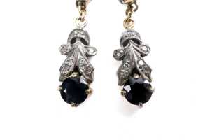 A pair of sapphire and diamond earrings in 9 carat yellow gold - 2
