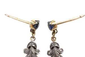 A pair of sapphire and diamond earrings in 9 carat yellow gold - 3