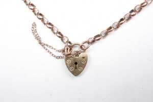A broken padlock bracelet in 9 carat yellow gold - 2