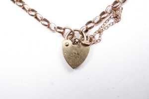 A broken padlock bracelet in 9 carat yellow gold - 4