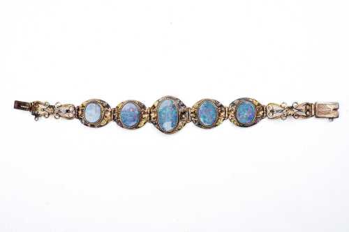 A vintage opal doublet bracelet in 9 carat yellow gold