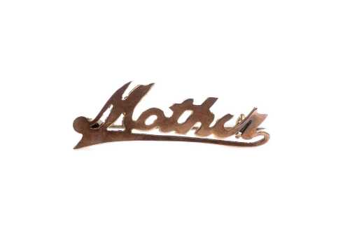 A mother brooch in 9 carat yellow gold