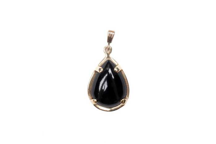 A black enamel pendant in 14 carat yellow gold