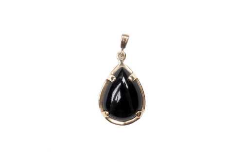 A black enamel pendant in 14 carat yellow gold