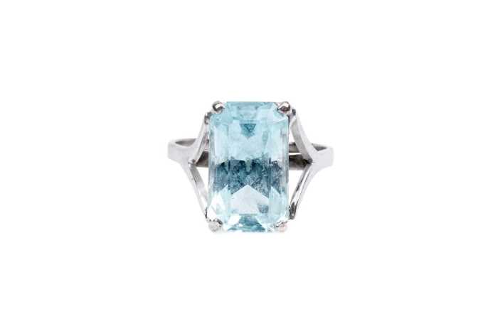 A blue topaz ring in 9 carat white gold
