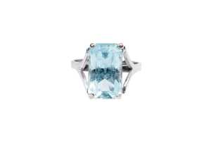 A blue topaz ring in 9 carat white gold