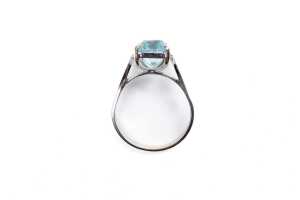 A blue topaz ring in 9 carat white gold - 4