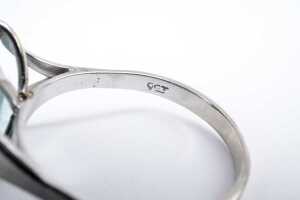 A blue topaz ring in 9 carat white gold - 5